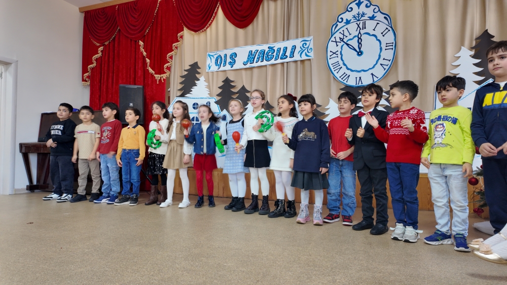 Şagirdlər mahnılar, şeirlər, rəqslər və maraqlı səhnəciklərlə Yeni il bayramını qeyd ediblər