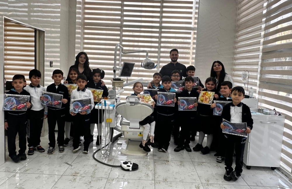 Liseyin 2-ci sinif şagirdləri diş klinikasında ekskursiyada