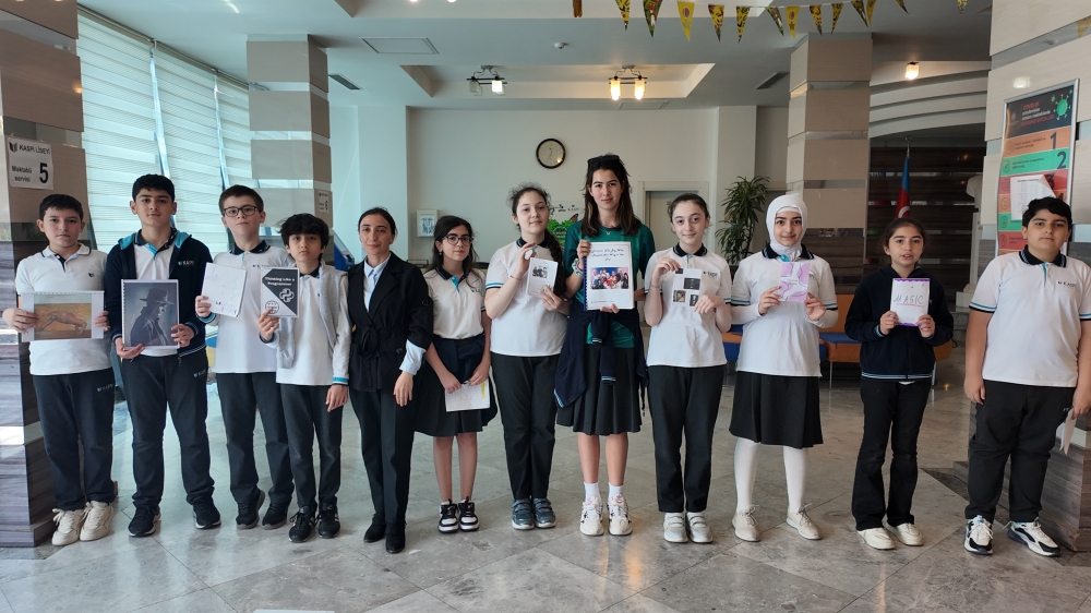 Şagirdlər İngilis dilində yazdıqları və özləri hazırladıqları kitabları təqdim ediblər