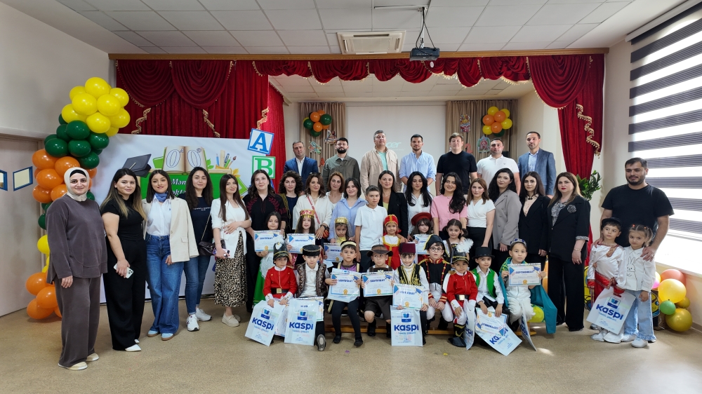 Buraxılış tədbiri liseyin Azərbaycan və rus bölməsinin şagirdlərini əhatə edib