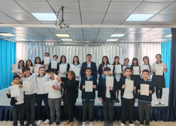 Şagirdlər sertifikatlarla təlt...