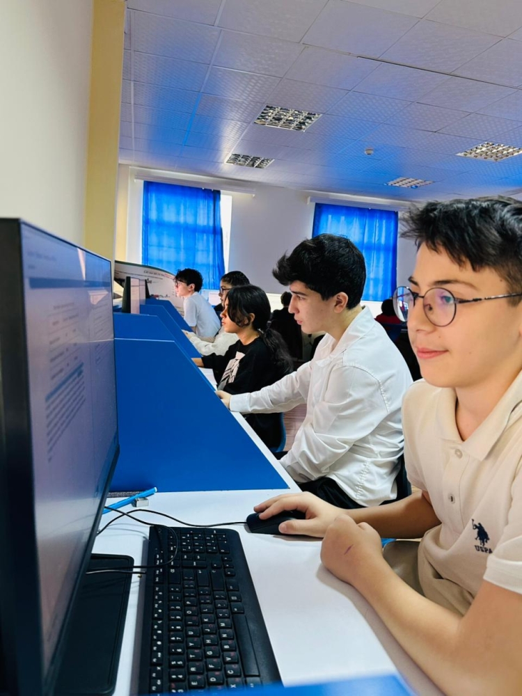 Liseydə Buraxılış və Blok imtahanları keçirilib