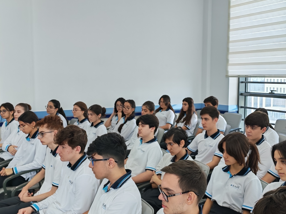 XI sinif şagirdləri ilə görüş keçirilib