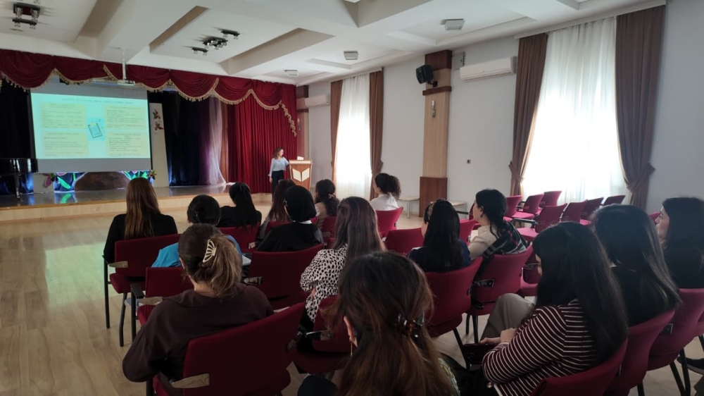 Təlim zamanı kiçik yaşlı şagirdlərdə məsuliyyət, özünüidarə və sosial-emossional bacarıqların inkişafı ilə bağlı pozitiv yanaşmalar təqdim olunub