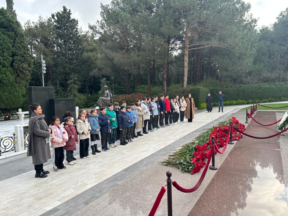 Liseyin müəllim və şagirdləri Fəxri Xiyabanı ziyarət ediblər