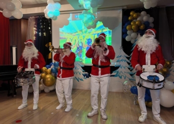 Cambridge bölməsində Yeni il k...